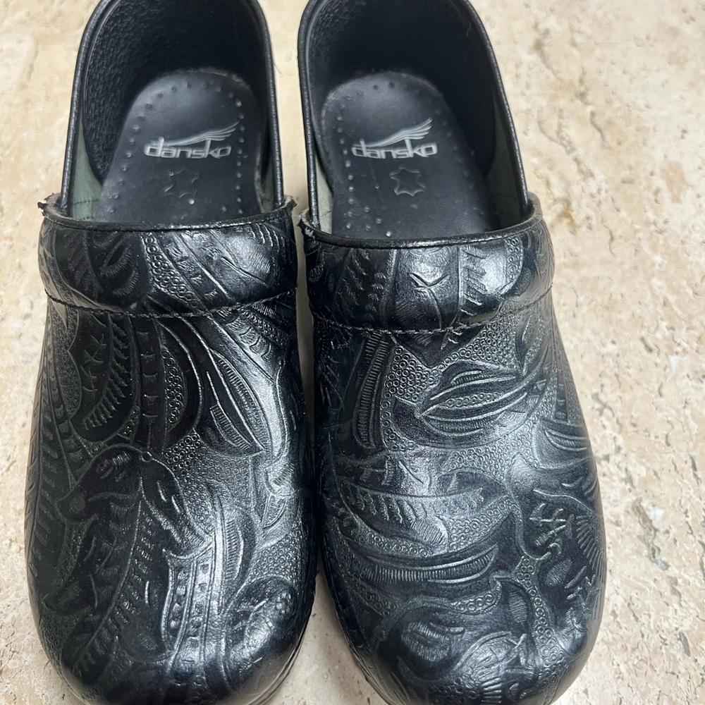 Dansko Professional Tooled Black Leather Clogs 906020202 Women’s Size 38 7.5-8 - Picture 2 of 7